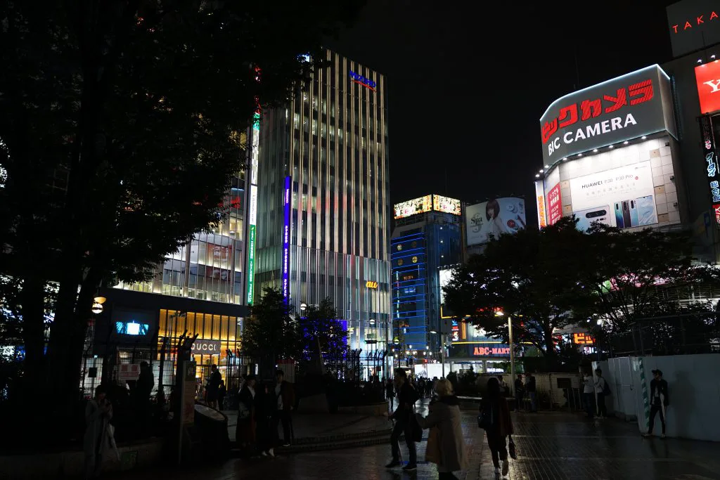 ホテルバリアンリゾート新宿フォレスト店へのアクセス方法（au shinjuku 　ビックカメラ）